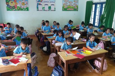 ✨️ Tiết học STEM của các bạn nhỏ lớp 2 trường Tiểu học Phan Chu Trinh ✨️ ❤️ Các bạn nhỏ hăng say sáng tạo, say mê từng chi tiết để làm nên những tấm thiệp xinh xắn, đầy ý nghĩa 💌. 💌 Mỗi tấm thiệp là một món quà yêu thương mà các bạn nhỏ gửi tặng ông bà, cha mẹ, thầy cô… 💑🌸 👀 🥰 Thấy ánh mắt long lanh và nụ cười rạng rỡ của các con khi hoàn thành sản phẩm, mới thấy STEM không chỉ là học mà còn là hành trình gieo mầm sáng tạo và yêu thương ❤️.