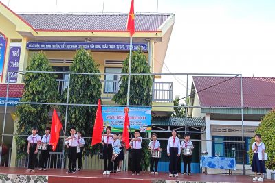 SINH HOẠT DƯỚI CỜ TUẦN 1 – Liên đội trường Tiểu học Phan Chu Trinh xã Nam Đà, tỉnh Lâm Đồng  🌟 Sáng ngày 08/9/2025 Liên đội Phan Chu Trinh tổ chức Lễ chào cờ đầu tuần cũng là Lễ chào cờ đầu tiên của năm học 2025_2026.  🌷 Về dự với buổi Lễ chào cờ có các thầy cô là BGH nhà trường, GV, NV cùng toàn thể các em học sinh. 🌷 Liên đội tuyên dương và lan tỏa Gương người tốt việc tốt trong tuần. 🌷 Sinh hoạt chủ điểm: Truyền thống nhà trường thông qua trò chơi: Ai thông minh hơn học sinh Phan Chu Trinh.