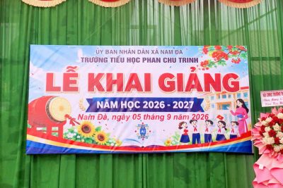 🌻 LỄ KHAI GIẢNG NĂM HỌC 2026–2027 – MỘT KHỞI ĐẦU MỚI, MỘT HÀNH TRÌNH MỚI 🌻 Sáng ngày 05/9/2026, trong không khí rộn ràng, phấn khởi của những ngày mùa thu, thầy và trò Trường Tiểu học Phan Chu Trinh hân hoan tổ chức Lễ Khai giảng năm học 2026–2027 – một năm học mang dấu ấn đặc biệt, năm học đầu tiên sau khi sáp nhập ba mái trường: Phan Chu Trinh – Lê Hồng Phong – Hoàng Diệu. 💐 Từ ba mái trường – chung một mái nhà, chung một niềm tin và một hành trình mới! Ngay từ những phút đầu tiên, sân trường đã rộn ràng tiếng cười với hoạt động chào đón các em học sinh lớp 1. Những ánh mắt trong veo, những nụ cười bỡ ngỡ nhưng đầy háo hức của các em đã làm cho ngày khai trường thêm phần đặc biệt. Chào mừng các em đến với ngôi nhà chung Phan Chu Trinh! ❤️ 🎶 Những tiết mục văn nghệ chào mừng tươi vui, sôi động đã mở đầu cho một ngày hội đầy cảm xúc. Những lời ca, điệu múa của thầy và trò như gửi gắm niềm vui, niềm tin và quyết tâm cho một năm học mới. Trong không khí trang trọng của buổi lễ, nhà trường vinh dự được đón tiếp các đồng chí lãnh đạo địa phương, đại diện các ban, ngành, Trạm Y tế, địa phương, Ban đại diện cha mẹ học sinh, các doanh nghiệp, mạnh thường quân cùng toàn thể cán bộ, giáo viên, nhân viên và học sinh nhà trường. 🌷 Đặc biệt, nhà trường trân trọng đón nhận những lời phát biểu chỉ đạo, những lời căn dặn đầy tâm huyết của đồng chí Lê Xuân Ninh – Bí thư Đảng ủy, Chủ tịch HĐND xã Nam Đà. Đây là nguồn động viên quý báu, tiếp thêm niềm tin để thầy và trò nhà trường vững bước trong năm học mới. 🎁 ẤM ÁP NHỮNG TẤM LÒNG – LAN TỎA YÊU THƯƠNG Một trong những khoảnh khắc xúc động của buổi lễ là chương trình trao quà cho học sinh có hoàn cảnh khó khăn. UBND xã Nam Đà đã vận động các nhà tài trợ trao tặng các suất học bổng cùng cặp sách, vở học sinh với tổng trị giá 20 triệu đồng. 🚲 Công ty Cổ phần Nội thất Triển lãm Gia Long trao tặng 10 chiếc xe đạp cùng nhiều phần quà gồm vở, bút, hộp bút, với tổng trị giá 21 triệu đồng, tiếp thêm động lực để các em có hoàn cảnh khó khăn thuận lợi hơn trên hành trình đến trường. 🎒 Cùng với đó là những phần quà đầy nghĩa tình từ các nhà hảo tâm, các mạnh thường quân và Đại lý Thanh Minh với 300 cuốn vở, góp phần sẻ chia, động viên các em học sinh nghèo vượt khó. Mỗi món quà không chỉ mang giá trị vật chất mà còn chứa đựng sự quan tâm, tình yêu thương và trách nhiệm với cộng đồng. Đó chính là những hành trang đẹp đẽ giúp các em thêm tự tin, thêm nghị lực và thêm niềm tin vào tương lai. ❤️ 🌺 Thay mặt nhà trường, cô Lê Thị Loan – Bí thư Đảng bộ, Hiệu trưởng nhà trường đã gửi lời cảm ơn và đáp từ, trân trọng ghi nhận sự quan tâm, đồng hành của các cấp lãnh đạo, các tổ chức, doanh nghiệp, quý phụ huynh và các nhà hảo tâm đối với sự nghiệp giáo dục của nhà trường. 📺 Đặc biệt, thầy và trò nhà trường đã cùng tham dự Lễ Khai giảng trực tuyến tại điểm cầu Trung ương, cùng hòa chung niềm vui của hàng triệu thầy cô giáo và học sinh trong ngày hội lớn của ngành Giáo dục. 🥁 Và rồi, khoảnh khắc thiêng liêng, được mong chờ nhất đã đến… TIẾNG TRỐNG KHAI TRƯỜNG VANG LÊN! Âm thanh rộn ràng ấy như đánh thức một hành trình mới – hành trình của niềm tin, đoàn kết, đổi mới và khát vọng vươn lên. Từ hôm nay, thầy và trò Trường Tiểu học Phan Chu Trinh chính thức bước vào năm học 2026–2027 với một tâm thế mới, một sức mạnh mới và một quyết tâm mới. ✨ Ba mái trường – một mái nhà. ✨ Một tập thể – một niềm tin. ✨ Một hành trình – một khát vọng. Chúc các thầy cô giáo luôn giữ trọn ngọn lửa yêu nghề, chúc các em học sinh chăm ngoan, học giỏi, tự tin và hạnh phúc dưới mái trường Phan Chu Trinh thân yêu! 🌻 💙 Năm học 2026–2027: ĐOÀN KẾT – ĐỔI MỚI – SÁNG TẠO – THÀNH CÔNG!