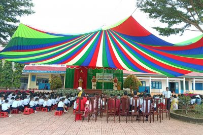 Hòa trong không khí hân hoan ngày khai giảng năm học mới của cả nước thầy và trò trường Tiểu học Phan Chu Trinh long trọng tổ chức Lễ khai giảng năm học mới 2025_2026, tham dự Lễ Kỷ niệm 80 năm thành lập Bộ Quốc gia Giáo dục (nay là Bộ Giáo dục và Đào tạo). Về  dự Lễ khai giảng với nhà trường có ông Lê Văn Quân _ UV BTV, PCT HĐND xã; bà Nguyễn Thị Kim Bình _ ĐUV, Trưởng phòng kinh tế; ông Hồ Quang Phước _ ĐUV, PCT UBMTTQVN đồng thời là Bí thư Đoàn; Ban đại diện Cha mẹ học sinh; các mạnh thường quân và BGH cùng toàn thể CB, GV, NV và 652 em học sinh. Nhân dịp khai giảng năm học mới nhà trường nhận được rất nhiều sự quan tâm của các cấp ủy Đảng, chính quyền địa phương và các mạnh thường quân trên địa bàn xã đã hỗ trợ cho các em học sinh có hoàn cảnh khó khăn vươn lên trong học tập với 10 chiếc cặp, 300 cuốn vở, 23 500 000 đồng và 2 chiếc xe đạp. Những món quà sẽ là hành trang tiếp thêm niềm tin và động lực để các em tự tin bước vào năm học mới với nhiều thành tích tốt đẹp. Đây là năm học đầu tiên sau sáp nhập, cũng là năm học đẩy mạnh giáo dục STEM, năng lực số, kỹ năng công dân số và trí tuệ nhân tạo, hướng tới nâng cao chất lượng giáo dục toàn diện. Thầy và trò trường Tiểu học Phan Chu Trinh quyết tâm ra sức phấn đấu hoàn thành xuất sắc nhiệm vụ năm học. Nhân dịp năm học mới xin kính chúc quý thầy cô trên mọi miền Tổ quốc nhiều sức khỏe, hạnh phúc. Chúc các em học sinh chăm ngoan, học giỏi, không ngừng tiến bộ, xứng đáng là cháu Bác Hồ kính yêu.