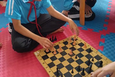 Thực hiện Chương trình công tác đội và phong trào thiếu nhi. Liên  đội Phan Chu Trinh tổ chức mô hình “Giờ ra chơi trải nghiệm, sáng tạo”✨ 🌈 Giờ ra chơi các bạn nhỏ yêu thích trải nghiệm, sự sáng tạo tập trung tại phòng đội, phòng thư viện: 💥 Các bạn nhỏ say mê với những trò chơi dân gian quen thuộc – nào là cờ vua, ô ăn quan, kéo co… Tiếng cười rộn rã làm căn phòng như bừng sáng 🌸. 💥 Sách là kho tàng của tri thức. Rất nhiều bạn miệt mài với những câu chuyện thú vị của mình. 💥Không chỉ thế, các em còn được trải nghiệm làm lồng đèn xinh xắn để chuẩn bị đón Tết Trung thu 🎉. Những bàn tay khéo léo, đôi mắt long lanh và sự háo hức đã tạo nên những chiếc lồng đèn đầy sắc màu, mang đậm tình yêu tuổi thơ. 💖 Giờ ra chơi không chỉ để vui chơi mà còn là giờ học sinh sáng tạo, gắn kết và gìn giữ nét đẹp truyền thống dân tộc. 👉 Trường Tiểu học Phan Chu Trinh – nơi mỗi giờ ra chơi là một hành trình trải nghiệm đáng nhớ!