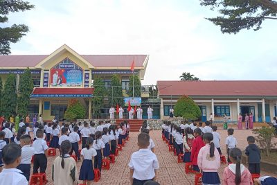 🌟 SINH HOẠT DƯỚI CỜ TUẦN 4. 🇻🇳 Sáng nay ngày 29/9/2025, Liên đội Phan Chu Trinh đã tổ chức Lễ chào cờ đầu tuần. Lớp trực tuần tuyên truyền đến toàn liên đội về Tác hại của thuốc lá điện tử và hướng dẫn phân loại rác thải trong trường học cùng tiết mục vui nhộn “No Smoking” cũng là thông điệp nhắc nhở chúng ta: 🚫🚭 Nói không với thuốc lá điện tử – vì sức khỏe hôm nay và mai sau! ♻️🌱 Phân loại rác – xây dựng mái trường xanh, sạch, đẹp! Liên đội Trường Tiểu học Phan Chu Trinh quyết tâm: ✨ Nói KHÔNG với thuốc lá điện tử, bảo vệ sức khỏe học đường. ✨ Thực hiện tốt phân loại rác, chung tay gìn giữ môi trường trong lành. 💪 Cùng nhau hành động – vì một mái trường an toàn, thân thiện và xanh sạch đẹp! 🌍🌟 💑 Liên đội tuyên dương và khen ngợi Gương người tốt việc tốt.