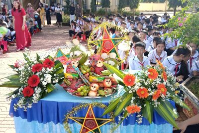 Vui Tết Trung Thu – Trọn vẹn niềm vui tuổi thơ! 🌞 🎊Hôm nay, trên sân trường Tiểu học Phan Chu Trinh rộn ràng tiếng trống lân, tiếng cười nói giòn tan. Các em học sinh háo hức tham gia Ngày hội Vui Tết Trung Thu với bao hoạt động ý nghĩa: bày mâm cỗ đẹp mắt, xem hoạt cảnh Chú Cuội – Chị Hằng, múa lân tưng bừng, và cùng nhau phá cỗ trăng rằm trong niềm hân hoan, hạnh phúc. 🎉🥮🐉 ✨ Các em học sinh đã cùng nhau lắng nghe thư chúc Tết Trung thu của Chủ tịch nước – những lời gửi gắm yêu thương, ấm áp và đầy tự hào. 💌 🎋 Mỗi mâm cỗ Trung thu là một tác phẩm nghệ thuật nhỏ xinh! Bằng đôi tay khéo léo và óc sáng tạo tuyệt vời, các bậc phụ huynh và thầy cô giáo đã cùng nhau tạo nên những mâm cỗ đầy sắc màu, gửi gắm biết bao tình yêu thương dành cho các em học sinh. 💖 ✨ Trung thu năm nay không chỉ có trăng rằm rực rỡ, mà còn có cả tấm lòng và sự chung tay của tập thể nhà trường! 💫 Hòa trong không khí tưng bừng của ngày hội Trung thu, các em học sinh háo hức tham gia những trò chơi dân gian vui nhộn, cùng tìm hiểu ý nghĩa của Tết Trung thu – ngày Tết của tình thân, của đoàn viên và của những ước mơ tuổi thơ. 🌸 🌺Những nụ cười rạng rỡ, ánh mắt háo hức khi được nhận phần quà đáng yêu từ chị Hằng xinh đẹp chính là món quà quý giá nhất trong ngày hội. 💖 🌞Một mùa trăng tròn lại đến, mang theo bao niềm vui, hạnh phúc và kỷ niệm ngọt ngào cho các em nhỏ thân yêu! 🌝✨ Nhân dịp này, Liên đội cũng đã trao tặng 10 suất quà cho các bạn học sinh nghèo. Đây là món quà nhỏ mong các e có mùa trung thu ý nghĩa và ấm áp. Giây phút các em học sinh háo hức và mong chờ nhất là quây quần bên mâm cỗ Trung thu, cùng nhau phá cỗ, chia quà và gửi đi bao điều ước tuổi thơ thật đẹp.  Ngày hội không chỉ mang đến niềm vui mà còn gửi gắm tình yêu thương, đoàn kết và ước mơ tuổi thơ bay cao dưới ánh trăng vàng. 🌙💛 ✨ Chúc các em thiếu nhi một mùa trăng thật đẹp, thật đáng nhớ!
