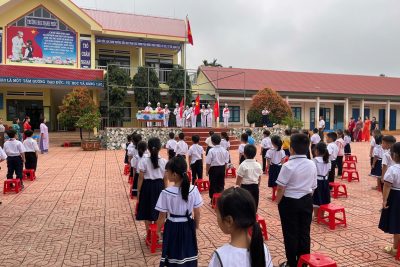 🌟 SINH HOẠT DƯỚI CỜ TUẦN 6 – NHỮNG HOẠT ĐỘNG Ý NGHĨA 🌟 Sáng nay, trong không khí trang nghiêm của buổi Lễ chào cờ đầu tuần, thầy và trò trường Tiểu học Phan Chu Trinh cùng nhau tham gia Sinh hoạt dưới cờ tuần 6 với nhiều hoạt động thiết thực và bổ ích. 🇻🇳 🌟 Liên đội nêu gương người tốt việc tốt . Mỗi hành động đẹp – một bông hoa tươi thắm trong vườn hoa thi đua! 💖 Việc nêu gương không chỉ là sự tuyên dương mà còn là nguồn cảm hứng để mỗi chúng ta sống tốt hơn, học tốt hơn mỗi ngày! 🌈 🐷 Phát động phong trào “Nuôi heo đất – Góp yêu thương”: Mỗi đồng tiền nhỏ gửi vào heo đất là một tấm lòng sẻ chia, là bài học về tiết kiệm, yêu thương và giúp đỡ bạn bè có hoàn cảnh khó khăn. Phong trào giúp các em học sinh biết quý trọng giá trị lao động và nuôi dưỡng tinh thần “Lá lành đùm lá rách”. 💗 🧒 Tuyên truyền về phòng tránh xâm hại trẻ em do lớp 4A1 thực hiện: Những thông điệp ý nghĩa và tình huống thực tế được lớp  trực tuần chia sẻ đã giúp học sinh toàn trường hiểu rõ hơn cách tự bảo vệ bản thân, nhận biết và nói “không” với các hành vi xâm hại. Đây là hoạt động quan trọng, góp phần xây dựng môi trường học đường an toàn, thân thiện cho tất cả học sinh. 🛡️ ✨ Buổi sinh hoạt dưới cờ không chỉ khởi đầu cho một tuần học mới đầy năng lượng, mà còn bồi đắp cho các em những bài học quý giá về nhân ái, kỹ năng sống và ý thức tự bảo vệ mình.