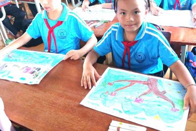 🌿 Hưởng ứng cuộc thi “Gửi tương lai xanh 2050” 🌿 🌈🌈🌈 Thực hiện Công văn số 294/SGDĐT-CTrTT&CTHSSV ngày 07/8/2025 của Sở Giáo dục và Đào tạo tỉnh Lâm Đồng và Công văn số 259/UBND_VP ngày 11/8/2025 của  UBND xã Nam Đà V/v phối hợp triển khai phát động cuộc thi “gửi Tương lai xanh 2050” mùa 2.   Liên đội Trường Tiểu học Phan Chu Trinh phối hợp với giáo viên mĩ thuật triển khai thực hiện rộng rãi đến toàn thể các em học sinh tham gia cuộc thi “gửi Tương lai xanh 2050” 💞💞💞 Sân chơi nhằm tạo điều kiện cho học sinh tham gia sân chơi bổ ích, tiếp cận và nhận thức các vấn đề liên quan đến thực trạng môi trường hiện nay, thể hiện những suy nghĩ của mình đến những vấn đề xảy ra, đồng thời thực hành thói quen sống xanh mỗi ngày, góp phần xây dựng tương lai bền vững mai sau; phát triển tư duy ngôn ngữ, tư duy sáng tạo và bồi đắp, nuôi dưỡng tình cảm, trách nhiệm xây dựng môi trường xanh bền vững cho xã hội, đất nước và toàn cầu. Hãy cùng nhau lan tỏa thông điệp sống xanh – hành động xanh – tương lai xanh 💚 Cuộc thi “Gửi tương lai xanh 2050” là cơ hội để các em học sinh thể hiện suy nghĩ, ước mơ và trách nhiệm của mình đối với môi trường. Mỗi lá thư, mỗi ý tưởng gửi đi là một hạt mầm nhỏ vun đắp cho Trái Đất thêm xanh, cho tương lai thêm bền vững 🌱 👉 Hãy cùng chung tay xây dựng một thế giới không rác thải, không ô nhiễm, nơi mà thiên nhiên và con người cùng phát triển hài hòa! #TuongLaiXanh2050 #SongXanhMoiNgay #ViMotTraiDatXanh #ThieuNhiLamDongHanhDongXanh