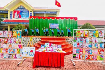 ✨ SINH HOẠT DƯỚI CỜ TUẦN 11 – KỶ NIỆM 43 NĂM NGÀY NHÀ GIÁO VIỆT NAM 20/11. 🎀 Chủ đề: TRI ÂN THẦY CÔ _ NGÀN LỜI  YÊU THƯƠNG GỬI TRAO🎀 Hôm nay, ngày 17/11/2025 toàn thể học sinh và giáo viên Trường Tiểu học Phan Chu Trinh đã cùng hòa mình trong buổi Sinh hoạt dưới cờ Tuần 11 đầy cảm xúc với chủ đề “Tri ân thầy cô _ Ngàn lời yêu thương gửi trao”. 🌸 Mở đầu chương trình là tiết mục múa “Lời thầy cô” đó các bạn 3A3 thể hiện. Những bước chân mềm mại, những cánh tay uyển chuyển như gửi gắm bao lời biết ơn sâu sắc đến những người lái đò thầm lặng. 🌟 Trong không khí trang trọng, thầy Hiệu trưởng đã có bài phát biểu ý nghĩa, tôn vinh những đóng góp lớn lao của đội ngũ thầy cô giáo, đồng thời gửi lời chúc mừng và tri ân đến tất cả những “người đưa đò” của mái trường Phan Chu Trinh. 💌 Điểm nhấn ấn tượng của buổi lễ là Hội thi “Thiết kế bưu thiếp” dành tặng thầy cô. Với đôi bàn tay khéo léo và trái tim đầy yêu thương, các bạn đã sáng tạo nên những tấm thiệp đầy màu sắc, ý nghĩa và cảm xúc. Với sự tham gia của 20 chi đội, lớp nhi đồng, Liên đội đã nhận được hơn 300 sản phẩm dự thi. Mỗi tấm thiệp là một thông điệp yêu thương, một món quà nhỏ bé nhưng chứa đựng tình cảm lớn lao của học trò gửi đến thầy cô nhân ngày 20/11. 🎉 Ban Giám khảo đã chọn ra: 🏆 5 giải Nhất 🥈 12 giải Nhì 🥉 15 giải Ba 🎖️ 23 giải Khuyến khích 🎁 Và 100 phần quà phong cách dành cho 100 bạn thể hiện ấn tượng. 🎙️ Bạn Phương Uyên _ chi đội 5A1 đại diện học sinh toàn trường cũng đã có những lời phát biểu lắng đọng, bày tỏ tình cảm chân thành và sự biết ơn sâu sắc nhất gửi đến thầy cô – những người đã luôn dạy dỗ, đồng hành và nâng bước các em mỗi ngày. 💗 Buổi sinh hoạt dưới cờ khép lại với thật nhiều cảm xúc đẹp, như một lời nhắc nhở dịu dàng: “Thầy cô là ánh sáng dẫn đường – là người thắp lên trong mỗi học sinh niềm tin và khát vọng.” 🌼 Xin gửi đến tất cả thầy cô lời chúc sức khỏe, hạnh phúc và lời tri ân sâu sắc nhất nhân dịp Kỷ niệm 43 năm Ngày Nhà giáo Việt Nam 20/11!