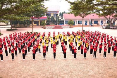 HỘI THI MÚA – HÁT SÂN TRƯỜNG CẤP TIỂU HỌC NĂM HỌC 2025-2026 – BÀI DỰ THI: “VIỆT NAM ƠI” – TRƯỜNG TIỂU HỌC PHAN CHU TRINH  Thực hiện Kế hoạch số 1791/KH-SGDĐT của Sở Giáo dục và Đào tạo về việc tổ chức Hội thi và Giao lưu Múa – Hát sân trường cấp tiểu học năm học 2025-2026, các bạn nhỏ trường Tiểu học Phan Chu Trinh đã gửi đến Ban Tổ chức tiết mục “Việt Nam ơi” – một màn trình diễn đầy năng lượng, rực rỡ sắc màu và tràn ngập tinh thần yêu nước của các em học sinh. 💃🕺 Tiết mục mang thông điệp tự hào dân tộc, khơi gợi tinh thần đoàn kết, tình yêu quê hương – đất nước trong mỗi học sinh. 💖 Hình ảnh các em hòa mình vào giai điệu vui tươi, khỏe khoắn đã tạo nên một bầu không khí sôi nổi, lan tỏa tinh thần “Trường học hạnh phúc”.