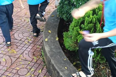 PHÁT THANH MĂNG NON – CHỦ ĐIỂM 22/12 Chào mừng các bạn nhỏ đến với chương trình phát thanh măng non tháng 12 với chủ đề “Tiếp bước truyền thống – Tự hào Bộ đội Cụ Hồ” của Liên đội Trường Tiểu học Phan Chu Trinh, xã Nam Đà, tỉnh Lâm Đồng! 🎖️ Ngày 22/12 hằng năm là dịp để toàn dân tôn vinh Quân đội Nhân dân Việt Nam – những người chiến sĩ mang trong mình tinh thần dũng cảm, ý chí kiên cường và trái tim vì Tổ quốc. Nhờ các chú bộ đội mà chúng ta được sống, học tập trong hòa bình, hạnh phúc. Hướng về ngày truyền thống vẻ vang của Quân đội Nhân dân Việt Nam, Liên đội Trường Tiểu học Phan Chu Trinh xin tri ân những người chiến sĩ đã và đang ngày đêm gìn giữ bình yên cho Tổ quốc. ✨ Các em học sinh hôm nay được học tập trong mái trường thân yêu, được sống trong hoà bình – đó là nhờ bao thế hệ cha anh đã hy sinh thầm lặng. 💬 Các bạn đội viên – nhi đồng trường Tiểu học Phan Chu Trinh đã gửi những lời tri ân giản dị nhưng đầy yêu thương đến các chú bộ đội nơi biên cương, hải đảo. Những câu chuyện nhỏ, những tấm gương tốt trong học tập và rèn luyện cũng được chia sẻ để noi theo tinh thần “Uống nước nhớ nguồn”. 🌱 Liên đội mong rằng mỗi bạn nhỏ sẽ: ✨ Học tập chăm ngoan – làm nghìn việc tốt; ✨ Giữ gìn truyền thống quê hương; ✨ Gửi gắm lòng biết ơn qua hành động đẹp mỗi ngày. 🌟 Mỗi việc tốt, mỗi lời hay của các em hôm nay chính là món quà gửi đến những người chiến sĩ đang làm nhiệm vụ bảo vệ Tổ quốc. 🇻🇳 Tự hào truyền thống – Sẵn sàng tiếp bước! Liên đội Trường Tiểu học Phan Chu Trinh kính chúc các chú bộ đội luôn mạnh khỏe, hoàn thành xuất sắc nhiệm vụ bảo vệ Tổ quốc.