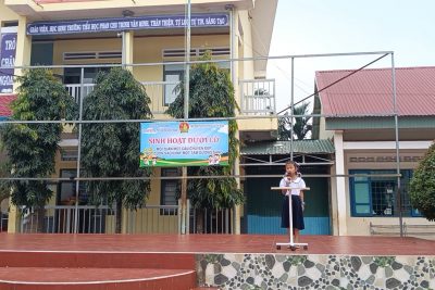 SINH HOẠT DƯỚI CỜ TUẦN 14 – CHỦ ĐIỂM: UỐNG NƯỚC NHỚ NGUỒN 🇻🇳🌿 Sáng nay, dưới lá cờ đỏ sao vàng tung bay trong nắng, các em học sinh trường Tiểu học Phan Chu Trinh đã có một buổi sinh hoạt dưới cờ thật ý nghĩa và giàu cảm xúc qua phần sinh hoạt chủ đề của các bạn nhỏ lớp 2A2: 💞 Kể chuyện truyền thống quê hương – nuôi dưỡng lòng biết ơn Các em được nghe những câu chuyện giản dị mà sâu sắc về lịch sử quê hương Nam Đà anh hùng – nơi từng in dấu bao lớp cha ông kiên cường, bất khuất. Qua từng câu chuyện, các em hiểu rằng: 👉 Hòa bình hôm nay đổi bằng máu xương ngày trước 👉 Hạnh phúc hôm nay được gìn giữ bởi thế hệ đi trước Và hơn hết, các em học cách tri ân – trân trọng – tiếp nối truyền thống. 🎗️ Hưởng ứng 35 năm Việt Nam ứng phó HIV/AIDS Buổi sinh hoạt cũng là dịp để toàn Liên đội hưởng ứng Tháng hành động quốc gia phòng chống HIV/AIDS, cùng chung tay tuyên truyền kiến thức đúng, thái độ đúng, hành động đúng. Các em được nhắc nhở rằng: 💡 HIV không lây qua bắt tay, ôm, trò chuyện 💡 HIV có thể phòng tránh nếu biết sống lành mạnh, an toàn 💡 Người nhiễm HIV cần được thông cảm – yêu thương – tôn trọng, chứ không phải kỳ thị hay xa lánh. 🌺 Buổi sinh hoạt khép lại với thông điệp mạnh mẽ: “Biết ơn quá khứ – sống đẹp hôm nay – hướng tới tương lai văn minh, nhân ái.” Bên cạnh đó, Liên đội cũng tuyên truyền giữ gìn vệ sinh cá nhân _ rửa tay bằng xà phòng và các biện pháp để phòng tránh bệnh cúm mùa và tay chân miệng. ✨ Xin chúc các em học sinh một tuần học tập thật vui, thật ý nghĩa và tiếp tục lan tỏa những giá trị tốt đẹp!