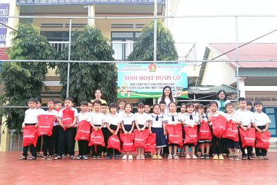 SINH HOẠT DƯỚI CỜ TUẦN 15 – LIÊN ĐỘI PHAN CHU TRINH 🌟 Sáng nay, không khí sân trường rộn ràng hơn với buổi Sinh hoạt dưới cờ tuần 15 đầy ý nghĩa. Phần sinh hoạt của lớp trực tuần được thể hiện sinh động, hấp dẫn qua nội dung tuyên truyền truyền thống quê em và Ngày hội làm việc tốt với câu chuyện “Người con gái vùng đất đỏ”. Qua đó, góp phần bồi đắp cho đội viên, nhi đồng lòng tự hào, tinh thần trách nhiệm và những hành động đẹp trong học tập, rèn luyện hằng ngày. 🎁 Đặc biệt, trong buổi lễ, Liên đội Phan Chu Trinh đã trao tặng 120 chiếc mũ bảo hiểm cho các em học sinh lớp 1, do Công ty Honda tài trợ. Món quà thiết thực không chỉ mang ý nghĩa yêu thương mà còn góp phần giáo dục ý thức chấp hành luật giao thông, giúp các em “đến trường an toàn – về nhà hạnh phúc”. 💙 Xin trân trọng cảm ơn sự đồng hành của Công ty Honda, cảm ơn tập thể lớp trực tuần và toàn thể thầy cô, học sinh đã góp phần tạo nên một buổi sinh hoạt dưới cờ thật ý nghĩa. 🌱 Mỗi tuần đến trường là một niềm vui – mỗi việc tốt là một bông hoa đẹp trong vườn hoa Liên đội!