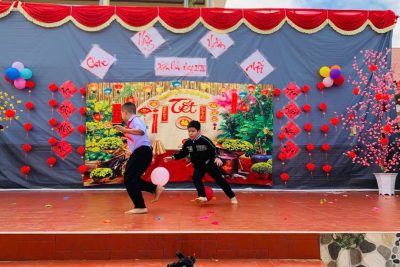 🌸🌸 HỘI XUÂN YÊU THƯƠNG – XUÂN ĐẾN TỪ NHỮNG NỤ CƯỜI 🌸🌸 Sáng nay ngày 2/2/2026 trong không khí rộn ràng của mùa xuân mới, các bạn nhỏ Liên đội Trường Tiểu học Phan Chu Trinh, xã Nam Đà đã có buổi lễ chào cờ thật đặc biệt với nhiều hoạt động ý nghĩa và tràn ngập niềm vui. 🌼 Mở đầu là nghi thức chào cờ trang nghiêm, tiếp nối là những lời chúc Tết ấm áp, thân thương của thầy Hiệu trưởng, gửi gắm niềm tin và hy vọng vào một năm mới an lành, học tập tốt cho các em học sinh. 💃 Các bạn học sinh đã gửi đến toàn Liên đội 2 tiết mục văn nghệ hết sức đặc sắc thay lời chúc năm mới đến thầy cô và các bạn học sinh trong toàn liên đội. 🎈 Hội Xuân trở nên sôi động hơn với các trò chơi hoạt náo vui nhộn như: chuyển bóng theo cặp, dẫm vỡ bóng… mang đến những tiếng cười giòn tan, giúp các em thêm gắn kết, tự tin và năng động. 📚 Xen kẽ là phần tìm hiểu ý nghĩa ngày Tết cổ truyền, giúp các em hiểu hơn về nét đẹp văn hóa, truyền thống tốt đẹp của dân tộc Việt Nam. ❤️ Đặc biệt, Liên đội tổ chức tổng kết heo đất từ phong trào Nuôi heo đất – Kế hoạch nhỏ và đã trao 72 phần quà yêu thương đến các bạn học sinh có hoàn cảnh khó khăn, góp phần mang đến một cái Tết ấm áp, đủ đầy hơn cho các em. 🥛 Bên cạnh đó, Công ty TNHH Quảng cáo Bằng Phát triển khai Chương trình giáo dục dinh dưỡng và trao tặng sản phẩm sữa Nestle cho học sinh toàn trường. 🌸 Hội Xuân khép lại nhưng yêu thương còn đọng mãi. Xin trân trọng cảm ơn Ban Giám hiệu, quý thầy cô giáo, quý phụ huynh và các đơn vị đồng hành đã cùng Liên đội tạo nên một mùa xuân thật ý nghĩa – một Hội Xuân trọn vẹn yêu thương. 💙 Liên đội Trường Tiểu học Phan Chu Trinh