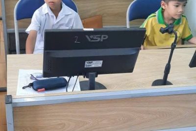 TRƯỜNG TH PHAN CHU TRINH & TH LÊ HỒNG PHONG CHINH PHỤC ĐỈNH CAO VIOLYMPIC CẤP QUỐC GIA 🌟 ​🔥 Sáng nay, bầu không khí tại điểm thi trường TH Phan Chu Trinh và TH Lê Hồng Phong trở nên “nóng” hơn bao giờ hết! ​Vượt qua những vòng thi cam go ở cấp trường, cấp huyện/thành phố và cấp tỉnh, những gương mặt xuất sắc nhất từ Khối 1 đến Khối 5 của hai nhà trường đã chính thức bước vào cuộc đua cuối cùng: Kỳ thi Violympic cấp Quốc gia các môn Toán và Tiếng Việt. ​📸 Điểm qua những khoảnh khắc ấn tượng trong phòng thi: ​✨ Những ánh mắt tập trung cao độ phía trước màn hình máy tính. ​✨ Những cái nhíu mày suy tư trước các bài toán hóc búa. ​✨ Những nụ cười tự tin khi hoàn thành bài làm một cách xuất sắc. ​Kỳ thi Violympic không chỉ là sân chơi trí tuệ để các em khẳng định năng lực tư duy, mà còn là nơi rèn luyện bản lĩnh, sự tự tin và kỹ năng công nghệ thông tin trong thời đại số. Đây là thành quả ngọt ngào sau những ngày tháng miệt mài ôn luyện của cả thầy và trò hai nhà trường. ​💐 Chúc các sĩ tử nhí của chúng ta giữ vững tâm lý, “bình tĩnh – tự tin – chiến thắng” để mang về những bảng vàng thành tích rạng rỡ nhất! Các em chính là niềm tự hào của gia đình và nhà trường.