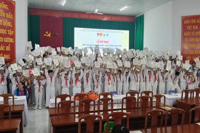 Trong không khí sôi nổi của Hội thi “Chỉ huy Đội giỏi – Phụ trách Sao giỏi” do Hội đồng Đội tỉnh Lâm Đồng tổ chức, Liên đội Trường Tiểu học Phan Chu Trinh đã tích cực tham gia với tinh thần giao  lưu, học hỏi. Trải qua 2 phần thi với 14 nội dung đầy thử thách trong suốt 2 ngày tranh tài căng thẳng, hồi hộp, em Nguyễn Hoàng Phương Uyên – học sinh lớp 5A1 đã thể hiện bản lĩnh, sự nhanh nhẹn, kiến thức và kỹ năng vững vàng của một chỉ huy Đội – phụ trách Sao tiêu biểu. 🎉 Kết quả đạt được thật đáng tự hào: ✨ Giải Khuyến khích – phần thi Phụ trách Sao giỏi ✨ Giải Khuyến khích – Hội thi Chỉ huy Đội giỏi ✨ Đạt danh hiệu Chỉ huy đội giỏi tỉnh Lâm Đồng  💐 Thành tích của em không chỉ là niềm vui riêng mà còn là niềm tự hào chung của toàn Liên đội. Đây chính là minh chứng cho sự nỗ lực không ngừng, tinh thần rèn luyện và ý chí vươn lên của đội viên trường ta. 👏 Xin chúc mừng em Phương Uyên! 👏 Cảm ơn quý bậc phụ huynh, thầy cô và Liên đội đã luôn đồng hành, hỗ trợ để em có được kết quả này. 🌈 Hy vọng rằng, từ những sân chơi bổ ích như thế này, các đội viên sẽ ngày càng trưởng thành, tự tin và phát huy tốt vai trò của mình trong công tác Đội!