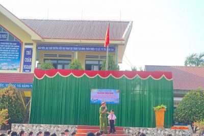 🌟 SINH HOẠT DƯỚI CỜ TUẦN 27 – LAN TỎA GIÁ TRỊ TỐT ĐẸP 🌟 Sáng nay ngày 30/3/2026 trong buổi sinh hoạt dưới cờ tuần 27, Liên đội Trường Tiểu học Phan Chu Trinh đã phối hợp cùng Công an xã Nam Đà tổ chức tuyên truyền đến toàn thể đội viên, nhi đồng về: 🚓 An ninh trật tự trong trường học 🌱 Giáo dục đạo đức, lối sống lành mạnh ⚠️ Phòng chống bạo lực học đường, tệ nạn xã hội 🌐 An toàn trên không gian mạng, phòng tránh lừa đảo 💧 Phòng chống đuối nước 🛑 Kỹ năng phòng tránh xâm hại trẻ em Những nội dung thiết thực, gần gũi đã giúp các em nâng cao nhận thức, biết cách tự bảo vệ bản thân và xây dựng môi trường học đường an toàn – thân thiện – lành mạnh 💙 ✨ Cũng trong dịp này, Liên đội đã tuyên dương em Nguyễn Hoàng Phương Uyên – học sinh lớp 5A1 đã xuất sắc đạt Giải Khuyến khích Hội thi “Chỉ huy Đội giỏi – Phụ trách Sao giỏi” cấp tỉnh Lâm Đồng năm 2026. Đây là niềm tự hào của Liên đội và là tấm gương sáng để các bạn học sinh noi theo 👏 💫 Buổi sinh hoạt không chỉ trang bị kỹ năng sống cần thiết mà còn tiếp thêm động lực để các em phấn đấu học tập, rèn luyện, trở thành những đội viên chăm ngoan, bản lĩnh và trách nhiệm. 📢 Thiếu nhi Phan Chu Trinh: Chăm ngoan – An toàn – Nói không với tệ nạn!