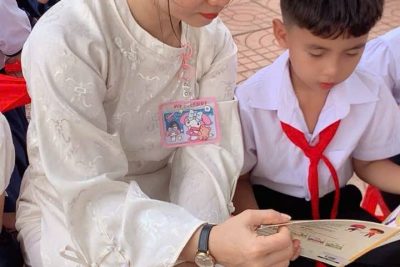 📚✨ NGÀY HỘI ĐỌC SÁCH – LAN TỎA VĂN HÓA ĐỌC TRONG KỶ NGUYÊN SỐ ✨📚 Hòa chung không khí sôi nổi hưởng ứng Ngày Sách và Văn hóa đọc Việt Nam, sáng nay ngày 20/4/2026, Liên đội Trường Tiểu học Phan Chu Trinh, xã Nam Đà đã tổ chức thành công Ngày hội đọc sách với nhiều hoạt động phong phú, ý nghĩa. 🎶 Mở đầu là những tiết mục văn nghệ đặc sắc như “Tôi yêu sách hay”, “Việt Nam tự hào tiếp bước cha anh” – mang đến không khí tươi vui, tự hào và truyền cảm hứng mạnh mẽ về tình yêu tri thức. 📖 Điểm nhấn của chương trình là phần kể chuyện theo sách “Cùng Bác qua suối”, giúp các em học sinh thêm hiểu và kính yêu Bác Hồ – vị lãnh tụ giản dị, gần gũi. 📚 Các em học sinh còn hào hứng tham gia đọc sách và chia sẻ cảm nghĩ, mạnh dạn giới thiệu những cuốn sách yêu thích, lan tỏa niềm vui đọc sách đến bạn bè. 💻 Đặc biệt, nhà trường đã phát động tuần lễ đọc sách trên thư viện số DLibK12 (20–26/4) với nhiều hình thức hiện đại như Ebook, video, podcast, thí nghiệm ảo… mở ra một không gian đọc sách mới mẻ, hấp dẫn. 🌱 Ngày hội không chỉ là sân chơi bổ ích mà còn góp phần hình thành thói quen đọc sách, nuôi dưỡng tâm hồn, phát triển tư duy và chắp cánh ước mơ cho học sinh. 📌 Hãy cùng nhau xây dựng thói quen đọc sách mỗi ngày – vì một thế hệ học sinh năng động, sáng tạo và giàu tri thức! #NgayHoiDocSach #VanHoaDoc #LienDoiPhanChuTrinh #DocSachMoiNgay #DLibK12