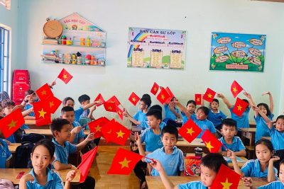 Hòa trong không khí thiêng liêng chào mừng ngày 30/4 – Ngày Giải phóng miền Nam, thống nhất đất nước, các bạn đội viên, nhi đồng trong toàn Liên đội đã cùng nhau lan tỏa tình yêu quê hương bằng những hoạt động thật ý nghĩa và sáng tạo. Những điệu múa, lời ca rộn ràng vang lên như kể lại câu chuyện lịch sử hào hùng của dân tộc. Đặc biệt, hình ảnh những chiếc xe tăng 390 do chính tay các em tỉ mỉ làm nên không chỉ thể hiện sự khéo léo mà còn là niềm tự hào, sự tri ân sâu sắc đối với thế hệ cha anh đã làm nên chiến thắng vẻ vang. Mỗi hoạt động là một cách để các em thêm hiểu, thêm yêu và tự hào về Tổ quốc Việt Nam thân yêu ❤️ 🌟 Tuổi nhỏ – lòng yêu nước lớn! 🌟 Tự hào tiếp bước cha anh, dựng xây quê hương ngày càng tươi đẹp!