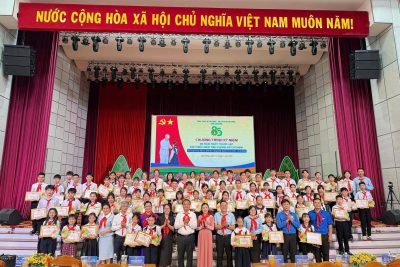 🌟 TỰ HÀO MÀU KHĂN QUÀNG ĐỎ 🌟 Tự hào được tham gia Chương trình Kỷ niệm 85 năm Ngày thành lập Đội TNTP Hồ Chí Minh tại Phan Thiết do Hội đồng Đội tỉnh Lâm Đồng tổ chức. Hành trình ý nghĩa đã để lại trong lòng thầy cô và các em đội viên nhiều cảm xúc tự hào khi được tham gia hoạt động dâng hương báo công lên Bác, thành kính bày tỏ lòng biết ơn vô hạn đối với Hồ Chí Minh kính yêu. Đồng thời, các em còn được tham quan Trường Dục Thanh – nơi Bác từng dạy học, gieo những hạt mầm đầu tiên cho hành trình cứu nước vĩ đại. Đặc biệt hơn cả, Liên đội vô cùng tự hào khi em Nguyễn Hoàng Phương Uyên – học sinh lớp 5A1 đã vinh dự là 1 trong 85 đội viên tiêu biểu được tuyên dương trong chương trình. Đây không chỉ là niềm vui, niềm tự hào của riêng em mà còn là động lực để thiếu nhi Liên đội Trường Tiểu học Phan Chu Trinh tiếp tục thi đua học tập tốt, rèn luyện chăm, xứng đáng là con ngoan trò giỏi – đội viên tốt cháu ngoan Bác Hồ. ❤️ 85 mùa hoa Đội – 85 năm tự hào truyền thống! Khăn quàng đỏ mãi thắm trên vai, tiếp bước cha anh dựng xây quê hương, đất nước. 🇻🇳