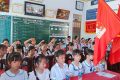 Trong không khí thi đua sôi nổi hướng về Bác Hồ kính yêu, Liên đội trường đã long trọng tổ chức Đại hội Cháu ngoan Bác Hồ nhằm tuyên dương những đội viên, nhi đồng tiêu biểu trong học tập và rèn luyện. ❤️ Mở đầu chương trình là tiết mục văn nghệ đầy cảm xúc với ca khúc “Ai yêu Bác Hồ Chí Minh hơn thiếu niên nhi đồng” do bạn Diễm Tình thể hiện như lời kính dâng lên Bác kính yêu của thiếu nhi Phan Chu Trinh. 🎶🌺 Đại hội diễn ra trang nghiêm với các hoạt động ý nghĩa: 🌼 Dâng hoa, báo công lên Bác 📖 Lắng nghe phát biểu chỉ đạo của thầy Nguyễn Quang Hùng – Phó Bí thư Chi bộ nhà trường 🎤 Bạn Phương Uyên đại diện đội viên trình bày bản tham luận đầy tự hào và trách nhiệm ✍️ Bạn Châu Ngọc thay mặt thiếu nhi toàn Liên đội đọc quyết tâm thư, thể hiện ý chí thi đua học tập tốt – rèn luyện chăm theo 5 điều Bác Hồ dạy Đặc biệt, Liên đội đã trao giấy chứng nhận và biểu trưng Cháu ngoan Bác Hồ cho 48 đội viên, nhi đồng xuất sắc – những bông hoa tươi thắm trong vườn hoa nghìn việc tốt của nhà trường. 🌻 Đại hội không chỉ là dịp tuyên dương, khen thưởng mà còn là động lực để mỗi đội viên tiếp tục phấn đấu trở thành con ngoan, trò giỏi, đội viên tốt, xứng đáng là Cháu ngoan Bác Hồ. 🇻🇳 ✨ “Tuổi nhỏ làm việc nhỏ” – thiếu nhi Phan Chu Trinh hôm nay đang từng ngày viết tiếp những trang đẹp của truyền thống Đội TNTP Hồ Chí Minh bằng chính sự chăm ngoan, tự tin và đầy khát vọng của mình.