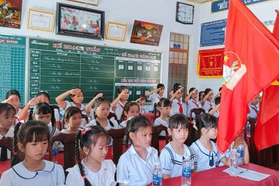 Trong không khí thi đua sôi nổi hướng về Bác Hồ kính yêu, Liên đội trường đã long trọng tổ chức Đại hội Cháu ngoan Bác Hồ nhằm tuyên dương những đội viên, nhi đồng tiêu biểu trong học tập và rèn luyện. ❤️ Mở đầu chương trình là tiết mục văn nghệ đầy cảm xúc với ca khúc “Ai yêu Bác Hồ Chí Minh hơn thiếu niên nhi đồng” do bạn Diễm Tình thể hiện như lời kính dâng lên Bác kính yêu của thiếu nhi Phan Chu Trinh. 🎶🌺 Đại hội diễn ra trang nghiêm với các hoạt động ý nghĩa: 🌼 Dâng hoa, báo công lên Bác 📖 Lắng nghe phát biểu chỉ đạo của thầy Nguyễn Quang Hùng – Phó Bí thư Chi bộ nhà trường 🎤 Bạn Phương Uyên đại diện đội viên trình bày bản tham luận đầy tự hào và trách nhiệm ✍️ Bạn Châu Ngọc thay mặt thiếu nhi toàn Liên đội đọc quyết tâm thư, thể hiện ý chí thi đua học tập tốt – rèn luyện chăm theo 5 điều Bác Hồ dạy Đặc biệt, Liên đội đã trao giấy chứng nhận và biểu trưng Cháu ngoan Bác Hồ cho 48 đội viên, nhi đồng xuất sắc – những bông hoa tươi thắm trong vườn hoa nghìn việc tốt của nhà trường. 🌻 Đại hội không chỉ là dịp tuyên dương, khen thưởng mà còn là động lực để mỗi đội viên tiếp tục phấn đấu trở thành con ngoan, trò giỏi, đội viên tốt, xứng đáng là Cháu ngoan Bác Hồ. 🇻🇳 ✨ “Tuổi nhỏ làm việc nhỏ” – thiếu nhi Phan Chu Trinh hôm nay đang từng ngày viết tiếp những trang đẹp của truyền thống Đội TNTP Hồ Chí Minh bằng chính sự chăm ngoan, tự tin và đầy khát vọng của mình.