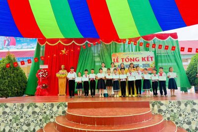 🌻 KHÉP LẠI MỘT HÀNH TRÌNH – MỞ RA NHỮNG ƯỚC MƠ 🌻 Sáng nay ngày 29/5/2026, Trường Tiểu học Phan Chu Trinh đã long trọng tổ chức Lễ tổng kết năm học 2025–2026 trong không khí trang trọng, ấm áp và đầy cảm xúc. Nhà trường vinh dự được đón tiếp các vị khách quý: 💐 Bà Bùi Thị Thúy An – Phó Trưởng phòng VH-XH 💐 Bà Nguyễn Thị Minh Thúy – Chuyên viên phòng VH-XH, UVBTV Đoàn xã 💐 Thầy Lương Văn Thanh – nguyên Hiệu trưởng nhà trường Cùng Ban đại diện cha mẹ học sinh, quý thầy cô giáo và 647 em học sinh thân yêu tham dự buổi lễ. Đặc biệt, Ban đại diện cha mẹ học sinh đã gửi tặng nhà trường lẵng hoa tươi thắm như lời chúc mừng, động viên đầy ý nghĩa dành cho tập thể sư phạm nhà trường. Tại buổi lễ, nhà trường đã tuyên dương và trao giấy khen cho các thầy cô đạt danh hiệu Giáo viên chủ nhiệm lớp giỏi cấp trường; đồng thời khen thưởng các em học sinh có thành tích xuất sắc trong học tập và rèn luyện năm học vừa qua. Những phần thưởng hôm nay chính là sự ghi nhận xứng đáng cho những nỗ lực, cố gắng không ngừng của thầy và trò nhà trường. Liên đội làm lễ bàn giao 647 em học sinh về sinh hoạt hè tại địa phương cho Đoàn thanh niên xã. Một năm học khép lại với biết bao dấu ấn đẹp, những bài học ý nghĩa và những khoảnh khắc đáng nhớ. Chúc các em học sinh có một mùa hè vui tươi, an toàn và bổ ích; chúc các em lớp 5 luôn tự tin, chăm ngoan và tiếp tục tỏa sáng trên hành trình mới phía trước! ❤️