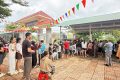 TRƯỜNG TIỂU HỌC PHAN CHU TRINH TỔ CHỨC KHÁM SỨC KHỎE ĐỊNH KỲ CHO 648 HỌC SINH Sáng ngày 4/6/2026, Trung tâm Y tế khu vực Krông Nô phối hợp với Trường Tiểu học Phan Chu Trinh, xã Nam Đà tổ chức khám sức khỏe định kỳ và cập nhật hồ sơ sức khỏe điện tử cho học sinh toàn trường. Theo kế hoạch, trong 2 ngày 4 và 5/6/2026, có 648 học sinh của nhà trường được khám sức khỏe tổng quát. Nội dung khám bao gồm đo chiều cao, cân nặng, đánh giá chỉ số BMI, kiểm tra thị lực, khám Tai – Mũi – Họng, Răng – Hàm – Mặt và một số nội dung sàng lọc sức khỏe học đường theo quy định. Ngay trong ngày đầu triển khai, công tác khám sức khỏe được tổ chức khoa học, bảo đảm đúng quy trình. Trong buổi sáng, các y, bác sĩ đã thực hiện khám cho 188 học sinh; buổi chiều tiếp tục khám cho 131 học sinh, nâng tổng số học sinh được khám trong ngày lên 319 em. Để bảo đảm hoạt động diễn ra thuận lợi, Trường Tiểu học Phan Chu Trinh đã chủ động chuẩn bị đầy đủ cơ sở vật chất, bố trí các khu vực khám theo từng chuyên khoa, sắp xếp học sinh tham gia theo từng lớp, từng khung giờ phù hợp. Nhà trường đồng thời bố trí khu vực chờ cho phụ huynh, hướng dẫn học sinh xếp hàng theo thứ tự, giữ gìn trật tự trong suốt quá trình khám, tạo điều kiện thuận lợi cho đội ngũ y, bác sĩ thực hiện nhiệm vụ. Đặc biệt, toàn bộ kết quả khám sức khỏe của học sinh được cập nhật trực tiếp lên hệ thống hồ sơ sức khỏe điện tử. Việc số hóa dữ liệu giúp ngành y tế và nhà trường thuận lợi trong công tác quản lý, theo dõi tình trạng sức khỏe học sinh; đồng thời hỗ trợ phụ huynh nắm bắt thông tin sức khỏe của con em mình một cách nhanh chóng, chính xác. Thông qua hoạt động khám sức khỏe định kỳ, nhà trường và ngành y tế kịp thời phát hiện, tư vấn và theo dõi các vấn đề liên quan đến sức khỏe học đường, góp phần nâng cao chất lượng chăm sóc sức khỏe cho học sinh, tạo điều kiện để các em phát triển toàn diện về thể chất và tinh thần.