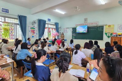 Nhằm đảm bảo mọi học sinh có nhu cầu đặc biệt đều được tiếp cận giáo dục bình đẳng, chất lượng với phương châm “Không học sinh nào bị bỏ lại phía sau”; hôm nay ngày 12/9/2026 Trường TH Phan Chu Trinh đã tổ chức buổi sinh hoạt chuyên môn tập huấn giáo dục hòa nhập cho 100% cán bộ quản lý và giáo viên toàn trường. Nội dung trọng tâm: 🔹 Nhận diện sơ bộ & xây dựng Kế hoạch giáo dục cá nhân (KHGDCN). 🔹 Vận dụng linh hoạt phương pháp, kỹ thuật dạy học tích cực. 🔹 Xây dựng không gian lớp học thân thiện, hòa nhập, không khoảng cách. ✨ Mục tiêu hướng tới: ✔️ 100% học sinh có nhu cầu đặc biệt tại Phan Chu Trinh đều được tiếp cận giáo dục bình đẳng, chất lượng và phù hợp. ✔️ Xây dựng môi trường lớp học thân thiện, hòa nhập, không kỳ thị – nơi mỗi em nhỏ đều cảm thấy tự tin và hạnh phúc mỗi ngày đến trường. Chặng đường giáo dục hướng tới sự phát triển toàn diện của mỗi học sinh luôn cần sự đồng hành, nỗ lực không ngừng từ đội ngũ nhà giáo Phan Chu Trinh! 💪✨ Học tập để hiểu trò hơn, kiên nhẫn hơn và mang lại cho các con một môi trường học tập bình đẳng, hạnh phúc nhất. 🌿 Chúc thầy cô nhà trường luôn giữ vững ngọn lửa nhiệt huyết với nghề! 🔥📖