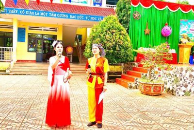 🌕✨ NGÀY HỘI VUI TẾT TRUNG THU 2026 ✨🌕 🎨 Chủ đề: “SẮC MÀU LÂM ĐỒNG – CHUNG MỘT VẦNG TRĂNG” 🎨 🌟 Trong không khí rộn ràng của mùa Trung thu, hôm nay, Liên đội Trường Tiểu học Phan Chu Trinh tổ chức Ngày hội Vui Tết Trung thu với chủ đề “Sắc màu Lâm Đồng – Chung một vầng trăng” – một ngày hội của niềm vui, tình yêu thương và sự đoàn kết dành cho 1292 em học sinh tại cả ba điểm trường. 💐 Ngày hội vinh dự có sự hiện diện của: 📍 Điểm chính: Cô Lê Thị Loan – Bí thư Đảng bộ, Hiệu trưởng nhà trường; thầy Lê Văn Hoài – Bí thư Chi bộ, Phó Hiệu trưởng nhà trường. 📍 Điểm trường Nam Thuận: Thầy Võ Hữu Lanh – Phó Hiệu trưởng nhà trường. 📍 Điểm trường Đắk Thành: Cô Nguyễn Thị Tịnh – Phó Hiệu trưởng nhà trường. Cùng toàn thể cán bộ, giáo viên, nhân viên và 1292 em học sinh thân yêu của Trường Tiểu học Phan Chu Trinh. 🏮🎑 Một mùa trăng – Ba điểm trường – Chung một niềm vui! Ngày hội diễn ra trong không khí vui tươi, ấm áp và đầy sắc màu với nhiều hoạt động ý nghĩa: 🌸 Trưng bày mâm cỗ Trung thu với những ý tưởng sáng tạo, mang đậm nét văn hóa quê hương. 💗 Thầy Lê Văn Hoài đại diện nhà trường phát biểu, chúc mừng Trung thu đến tất cả các em học sinh. 💃 Những tiết mục văn nghệ hết sức độc đáo đến từ các em học sinh trường Tiểu học Phan Chu Trinh. 🏮 Trưng bày mô hình lồng đèn độc đáo, thể hiện sự khéo léo và sáng tạo của các em học sinh. 🦁 Rộn ràng với những màn múa lân sôi động, mang đến tiếng cười và niềm vui cho các em. 🎁 Liên  đội trao 20 phần quà Trung thu đến các em học sinh có hoàn cảnh khó khăn, để mỗi em đều có một mùa trăng thật trọn vẹn. 💖 Đặc biệt, Ngày hội còn lan tỏa thật đẹp tinh thần “trao yêu thương – nhận niềm vui” khi nhận được sự chung tay, sẻ chia đầy nghĩa tình của các thầy cô giáo: 🎁 Cô Võ Hoàng Hiền ủng hộ 20 phần quà. 🎁 Cô Phan Thị Huệ ủng hộ 20 phần quà. 🌷 Cô Thục Đoan ủng hộ 300.000 đồng làm mâm cỗ Trung thu. 🌷 Cô Ngô Thị Tư ủng hộ 300.000 đồng làm mâm cỗ Trung thu. 💐 Và hơn hết là sự đồng lòng, chung tay, góp sức của tất cả cán bộ, giáo viên, nhân viên nhà trường đã cùng nhau tạo nên một Ngày hội Trung thu thật vui tươi, ý nghĩa và ấm áp. 🌕 “Sắc màu Lâm Đồng – Chung một vầng trăng” không chỉ là sắc màu của những chiếc lồng đèn, những mâm cỗ đủ đầy hay những điệu múa lân rộn ràng… mà còn là sắc màu của tình thầy trò, của sự sẻ chia, đoàn kết và yêu thương. ❤️ Dẫu ở điểm trường nào, các em vẫn cùng chung một niềm vui, cùng ngắm một vầng trăng và cùng cảm nhận rằng: mỗi em đều được yêu thương, quan tâm và có một tuổi thơ thật đẹp dưới mái trường Phan Chu Trinh. 🌟 Một vầng trăng – Ba điểm trường – Một mái nhà Phan Chu Trinh! 🌟 Chung một niềm vui – Chung một tình yêu – Chung một mùa Trung thu đáng nhớ! 🎑 Chúc các em thiếu nhi có một mùa Tết Trung thu thật vui tươi, hạnh phúc và ngập tràn yêu thương!
