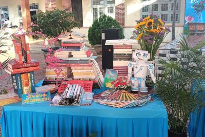 🌟 PHAN CHU TRINH – LAN TỎA TINH THẦN HỌC TẬP SUỐT ĐỜI 🌟📚 🌱 Sáng ngày 05/10/2026, Trường Tiểu học Phan Chu Trinh đã tham gia Tuần lễ hưởng ứng học tập suốt đời năm 2026 tại Trường TH&THCS Nam Đà do UBND xã Nam Đà tổ chức. ✨ Với chủ đề “Thực học, thực hành, làm chủ công nghệ số và trí tuệ nhân tạo để xây dựng xã hội học tập, tinh thần học tập suốt đời”, chương trình đã mang đến những trải nghiệm ý nghĩa, góp phần lan tỏa văn hóa đọc, tinh thần tự học và khát vọng khám phá tri thức trong mỗi cán bộ, giáo viên và học sinh. 📖🤖 Đến với chương trình, Trường Tiểu học Phan Chu Trinh mang đến 02 gian sách trưng bày đầy sáng tạo với những chủ đề giàu ý nghĩa: 🚀 “AI – CÙNG EM KHÁM PHÁ TƯƠNG LAI” – nơi những trang sách kết nối với công nghệ, mở ra những chân trời mới về trí tuệ nhân tạo và thế giới số. ⛵ “CON THUYỀN MƠ ƯỚC” – biểu tượng cho hành trình chinh phục tri thức. Mỗi cuốn sách là một cánh buồm, mỗi ước mơ là một hướng đi, đưa các em đến những chân trời rộng lớn của tương lai. 🎶 Đặc biệt, chương trình còn được hòa mình vào không khí hào hùng, sôi nổi qua tiết mục văn nghệ “Tuổi trẻ thế hệ Bác Hồ” do các  em học sinh Trường Tiểu học Phan Chu Trinh biểu diễn. Tiết mục không chỉ mang đến sắc màu tươi trẻ mà còn thể hiện niềm tự hào, khát vọng cống hiến và tinh thần trách nhiệm của thế hệ trẻ trong thời đại mới. 🇻🇳❤️ 🌈 Học tập suốt đời không chỉ là hành trình tích lũy tri thức, mà còn là hành trình nuôi dưỡng ước mơ, khơi dậy sáng tạo và chuẩn bị hành trang để mỗi người làm chủ công nghệ, làm chủ tương lai. 💙 Mỗi trang sách – một chân trời mới. Mỗi ước mơ – một hành trình. Mỗi ngày học tập – một bước tiến đến tương lai! 🌟 Trường Tiểu học Phan Chu Trinh – Học tập để trưởng thành, sáng tạo để vươn xa! 🌟