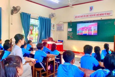 📚 LIÊN ĐỘI TRƯỜNG TIỂU HỌC PHAN CHU TRINH: HỌC TẬP SÁNG TẠO – TRANG BỊ KỸ NĂNG SỐNG CHO ĐỘI VIÊN, NHI ĐỒNG 📚🌟 🌈 Thực hiện Chương trình công tác Đội và phong trào thiếu nhi với nội dung “Thiếu nhi Việt Nam _ Học tập sáng tạo”, Liên đội Trường Tiểu học Phan Chu Trinh đã tổ chức hoạt động chiếu phim tuyên truyền trong 15 phút đầu giờ đến toàn thể học sinh trong Liên đội. 🎬 Với chủ đề “Bình tĩnh khi mặt đất rung chuyển – Kỹ năng ứng phó khi xảy ra động đất”, các em được tìm hiểu những kiến thức bổ ích và kỹ năng cần thiết để chủ động bảo vệ bản thân khi gặp tình huống bất ngờ. 💡 Thông qua những hình ảnh trực quan, sinh động, các em được hướng dẫn: 🔹 Giữ bình tĩnh, không hoảng sợ, không chen lấn, xô đẩy khi xảy ra động đất. 🔹 Biết cách trú ẩn an toàn, bảo vệ đầu và cổ. 🔹 Tránh xa cửa kính, tủ, kệ và những đồ vật có nguy cơ rơi đổ. 🔹 Di chuyển đến nơi an toàn khi có hướng dẫn và biết tìm kiếm sự trợ giúp từ người lớn khi cần thiết. ❤️ Hoạt động không chỉ giúp các em mở rộng kiến thức, nâng cao ý thức tự bảo vệ bản thân mà còn góp phần hình thành kỹ năng xử lý tình huống, tinh thần chủ động và trách nhiệm với chính mình cũng như những người xung quanh. ✨ Mỗi ngày đến trường là một ngày học thêm điều hay! Từ những phút đầu giờ ý nghĩa, Liên đội mong muốn lan tỏa tinh thần học tập tích cực, sáng tạo, giúp mỗi đội viên, nhi đồng trở thành những học sinh tự tin, có kiến thức, kỹ năng sống cần thiết và sẵn sàng ứng phó với các tình huống trong cuộc sống. 💙 Học tập sáng tạo – Rèn luyện kỹ năng – Vững vàng ứng phó – An toàn mỗi ngày! 💙