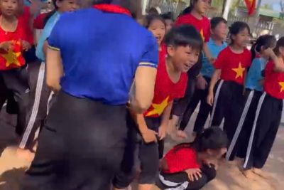 🌟 NGÀY HỘI “THIẾU NHI VUI KHỎE – TIẾN BƯỚC LÊN ĐOÀN” 🌟 Một buổi sáng tràn đầy năng lượng, tiếng cười và sắc màu tuổi thơ đã rực rỡ tại Liên đội Trường Tiểu học Phan Chu Trinh! 🎉 Hướng tới kỷ niệm 95 năm Ngày thành lập Đoàn TNCS Hồ Chí Minh (26/3/1931 – 26/3/2026), Liên đội đã tổ chức thành công Ngày hội “Thiếu nhi vui khỏe – Tiến bước lên Đoàn” với nhiều hoạt động sôi nổi và ý nghĩa. ✨ Những màn đồng diễn sân trường đều đẹp, ấn tượng ✨ Các tiết mục dân vũ – múa hát sáng tạo, tràn đầy sức sống đến từ các khối lớp  ✨ Trò chơi dân gian vui nhộn, gắn kết tinh thần đồng đội ✨ Phần thi “Hái hoa dân chủ” giúp các em hiểu thêm về truyền thống Đội – Đoàn Tất cả đã tạo nên một ngày hội thật đáng nhớ – nơi mỗi đội viên, nhi đồng được rèn luyện thể chất, thể hiện tài năng và nuôi dưỡng ước mơ 🌱 💖 Ngày hội không chỉ là sân chơi bổ ích mà còn góp phần bồi đắp niềm tự hào, khơi dậy ý chí phấn đấu để trở thành những đoàn viên thanh niên trong tương lai. 🏆Ban tổ chức đã trao giải phần thi “Dân vũ _ Múa hát sân trường cho các khối lớp: 🌼Đồng giải Nhất: khối 1 và khối 5 🌼 Giải Nhì: khối 4 🌼 Giải Ba: khối 3 🌼 Giải Khuyến khích: khối 2 🏆 Ngoài ra Ban tổ chức còn trao 5 giải Nhất, 5 giải Nhì, 5 giải Ba và 5 giải Khuyến khích cho các lớp tham gia phần thi trò chơi dân gian  👏 Xin trân trọng cảm ơn sự quan tâm của Ban giám hiệu nhà trường, quý thầy cô và sự tham gia nhiệt tình của toàn thể các em học sinh! Xin chúc mừng các khối/lớp đã nhận giải trong Ngày hội hôm nay.  🌈 Chúc các em luôn chăm ngoan, học giỏi, tích cực rèn luyện để xứng đáng là con ngoan, trò giỏi, đội viên tốt – cháu ngoan Bác Hồ!