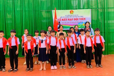 Hòa trong không khí thi đua sôi nổi chào mừng 95 năm Ngày thành lập Đoàn TNCS Hồ Chí Minh (26/3/1931 – 26/3/2026), sáng nay ngày 25/03/2026 Liên đội Trường Tiểu học Phan Chu Trinh long trọng tổ chức Lễ kết nạp Đội viên đợt 2 cho các bạn học sinh lớp 3 thân yêu. 🎉 Đây là dấu mốc ý nghĩa, ghi nhận sự cố gắng, rèn luyện và trưởng thành của các em trong học tập cũng như trong các hoạt động Đội. Từ hôm nay, các em chính thức được đứng vào hàng ngũ của Đội TNTP Hồ Chí Minh – niềm vinh dự, tự hào của mỗi thiếu nhi. ❤️ Chiếc khăn quàng đỏ thắm trên vai không chỉ là biểu tượng mà còn là lời nhắc nhở mỗi đội viên phải luôn chăm ngoan, học giỏi, biết giúp đỡ bạn bè, kính trọng thầy cô và tích cực tham gia các phong trào của Liên đội. 🌱 Chúc các đội viên mới sẽ luôn tự tin, nỗ lực phấn đấu, xứng đáng là con ngoan, trò giỏi, đội viên tốt, góp phần xây dựng Liên đội ngày càng vững mạnh!